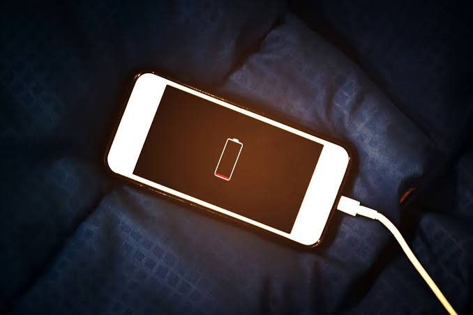 Este adevarat că distrugi bateria daca ți telefonul toată noaptea la încărcat?